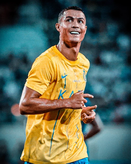 Cr7stianismo_'s tweet photo. No sabéis lo feliz que me hace un gol de un señor portugués de 38 años que juega en la liga saudí. Eternamente agradecido por haber nacido en la época del mejor jugador de la historia. Y por que eligió jugar 9 temporadas en mi equipo.

Cristiano Ronaldo. The GOAT. https://t.co/Khrvk7CTS3