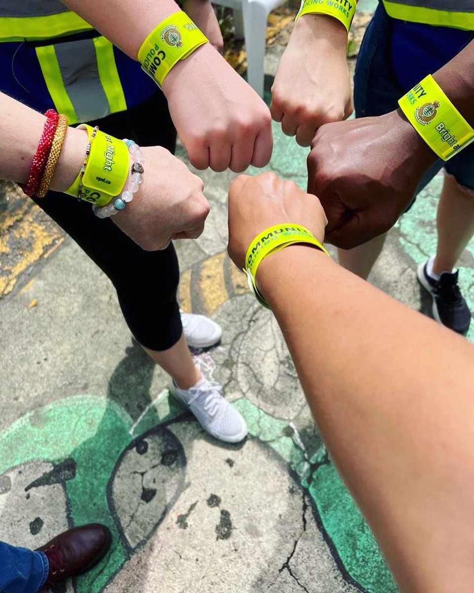 StrathCPC's tweet photo. Come in to our office and score a wristband reflector! Thank you @VancouverPD @VanPoliceFnd for the safety swag! #CommunityPolicingWorks #safetyfirst #outreach #communityengagements #vancommunitypolicing https://t.co/wdY8a8KhfQ