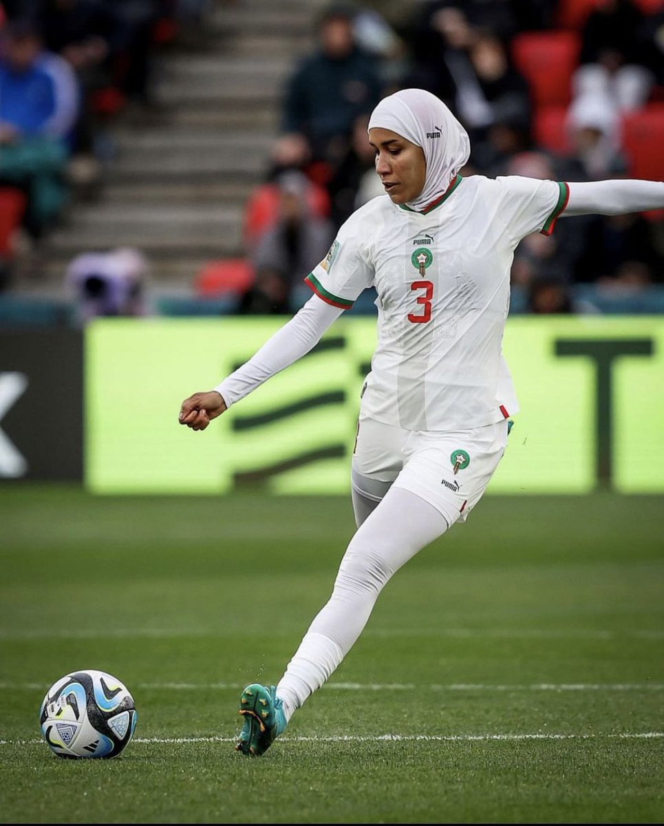 HomadiAngebell's tweet photo. Why is no one talking about this lady 🤔Morocco defender Nouhaila Benzina who has made history by becoming the first player to wear a hijab at a World Cup❤️❤️how beautiful is that 😍😍I love this  #sportsbettingtwitter https://t.co/3XFIoxGvdZ