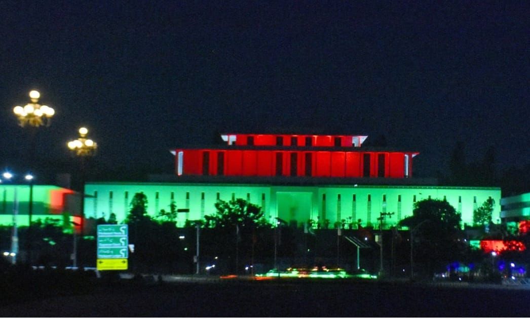 MjunaidSajid7's tweet photo. President Alvi confers🇵🇰 #HilaliPakitan on Chinese #VicePrimer He Lifeng🇨🇳
Islamabad marks the #10th anniversary of the #CPEC🇨🇳🇵🇰 The PM House, 
 NA,  glow with the vibrant colors of Chinese and Pakistani flags, symbolizing the strong bilateral ties between the nations.
#CPEC https://t.co/TCDtMnInOC