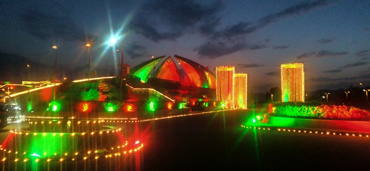 MjunaidSajid7's tweet photo. President Alvi confers🇵🇰 #HilaliPakitan on Chinese #VicePrimer He Lifeng🇨🇳
Islamabad marks the #10th anniversary of the #CPEC🇨🇳🇵🇰 The PM House, 
 NA,  glow with the vibrant colors of Chinese and Pakistani flags, symbolizing the strong bilateral ties between the nations.
#CPEC https://t.co/TCDtMnInOC