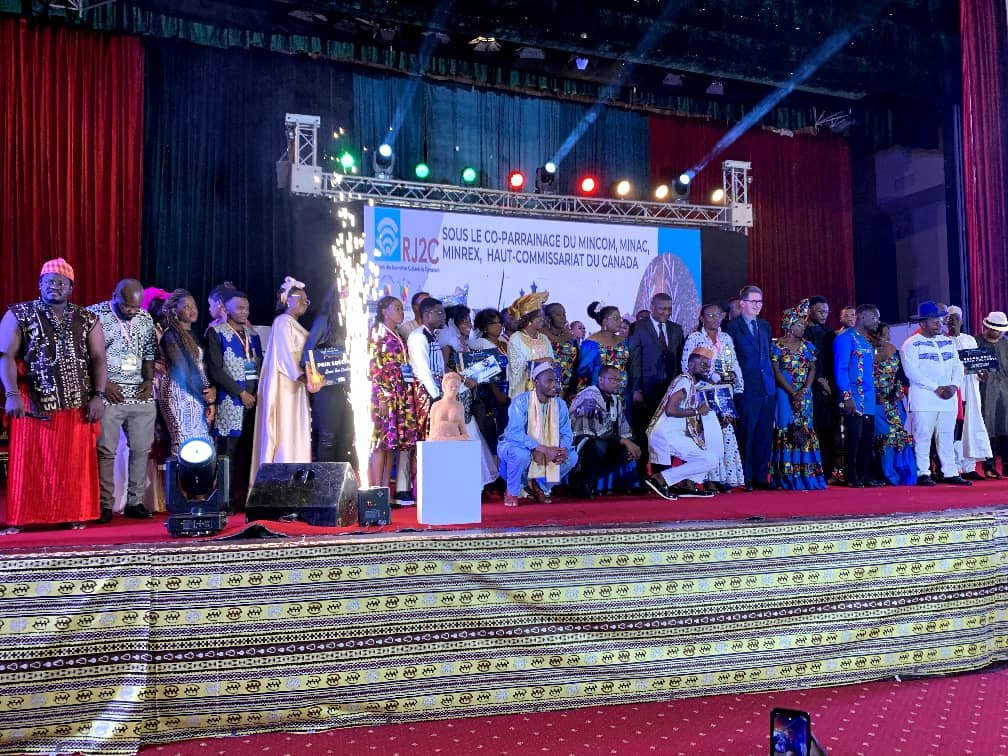 YannLorvo's tweet photo. Merci au réseau des journalistes culturels du Cameroun (#RJ2C) pour l'organisation du grand prix francophilie des médias (#GPFM) au #PalaisDesCongrèsDeYaoundé. Une clôture de l’édition 2023 avec un prix spécial de @IFCameroun
et @FRauCameroun pour la journaliste 🇨🇲 de l'année ! https://t.co/k4ipQBtphS
