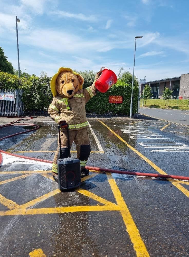 Milngavie Fire Station is holding a charity car wash this Saturday, 5th of August, between 10am and 2pm. Pop in, get your car washed for a small donation to the Firefighters Charity, meet Blaze the Bear, and your local <a href="/fire_scot/">Scottish Fire and Rescue Service</a> firefighters 🧸🚒