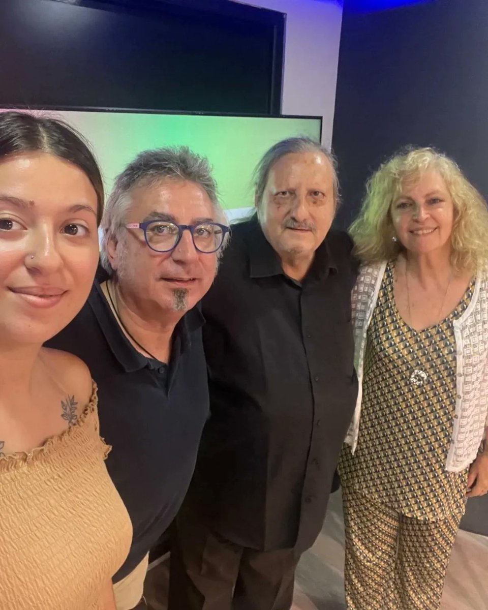 VPVSL's tweet photo. Avui tanquem temporada a @RCE106_9fm Una gran temporada, que la tanquem amb la gran  escriptora  @MCarmeRocaCosta . Gracies @GASEGAR1 @victoriamqzz per el vostre esforç. Bones vacances i continuem!! https://t.co/SGipApSNr7