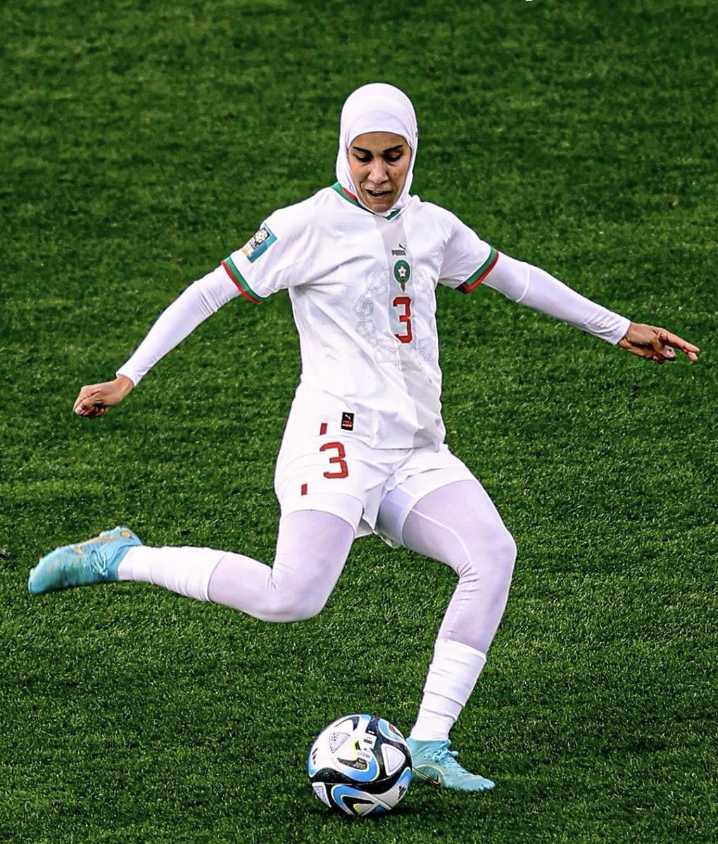 jeffie_pyper's tweet photo. Mwanamke wa kwanza kucheza mpira akiwa amevaa hijab 🧕 . 😘 #football https://t.co/sUpC0v3rC1