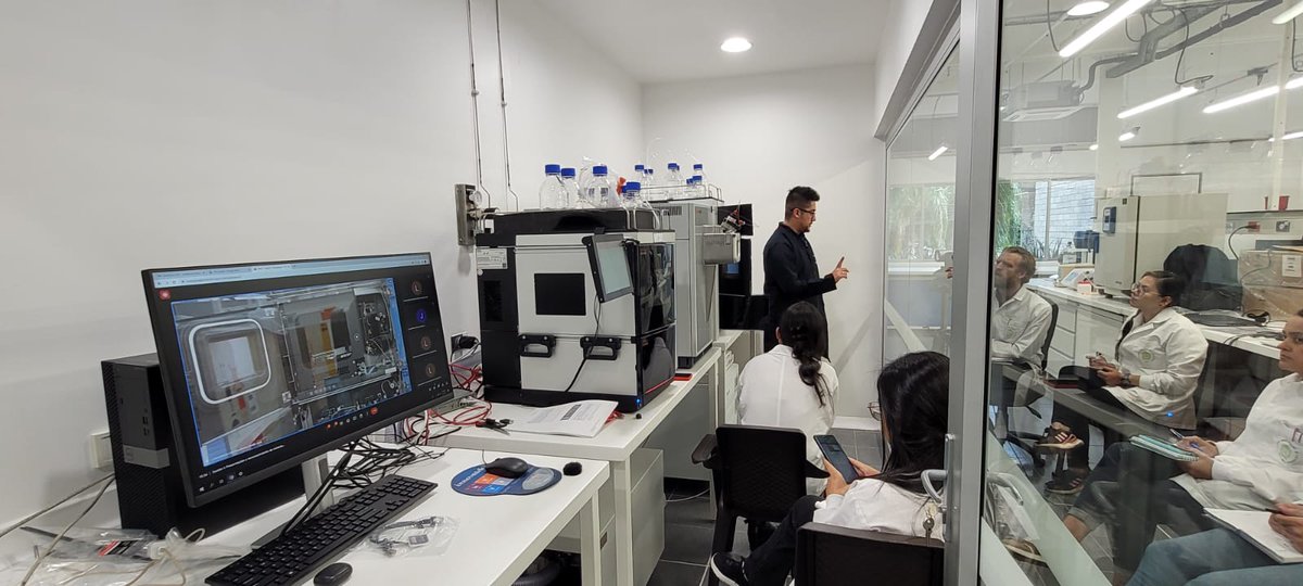 MedellinUNAL's tweet photo. En el laboratorio #SISLAB-#UNAL iniciamos entrenamiento en HPLC acoplado a espectrometría de masas con el equipo ORBITRAP EXPLORIS 240®️, con la mayor resolución en este tipo de tecnología en el país y está a disposición de los fines misionales de nuestra comunidad universitaria. https://t.co/cbvbdXz5Wu