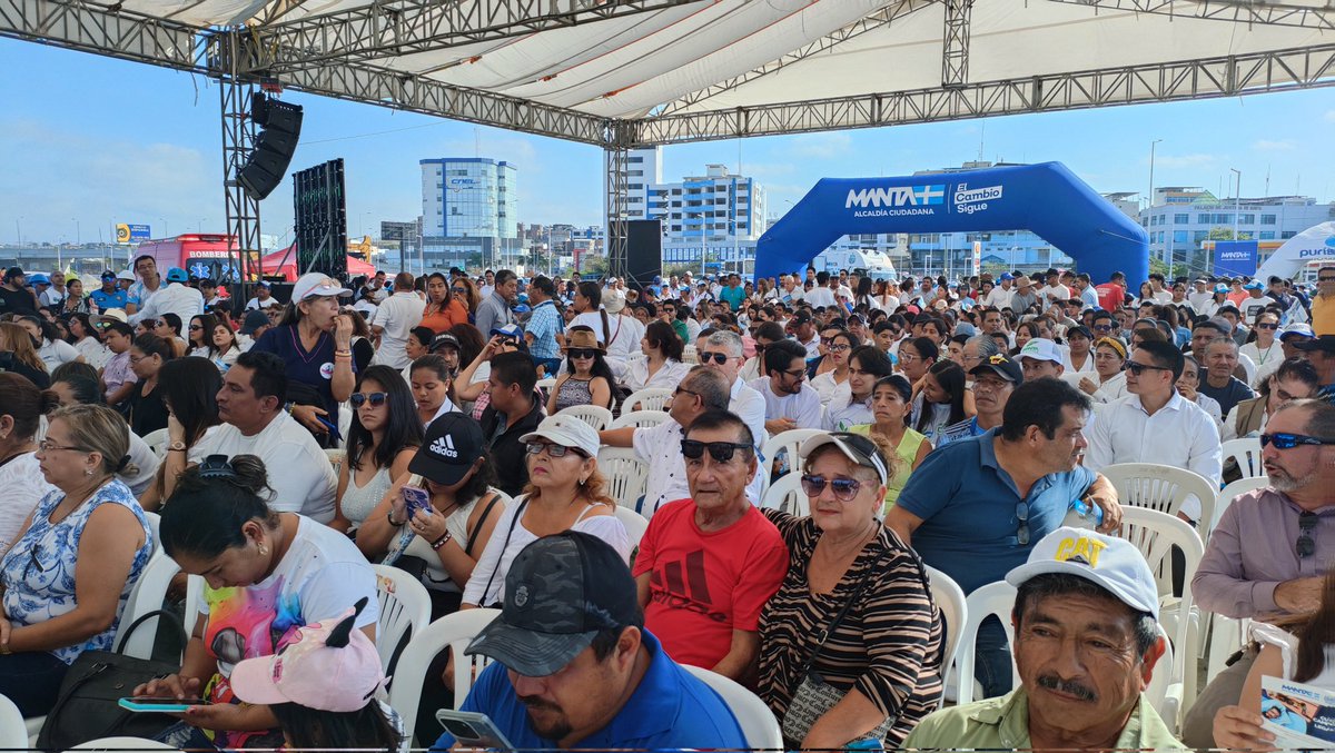 amartinezecu's tweet photo. Justo donde se levanta el mega parque, único en el país junto al mar, obra que llevará el nombre de Agustín Intriago Quijano, está por empezar el lanzamiento del #PlanLegado, un paquete de obras que cambiará la historia de Manta, y le dará dignidad a los barrios más olvidados. https://t.co/6Q1Ps3WV2f