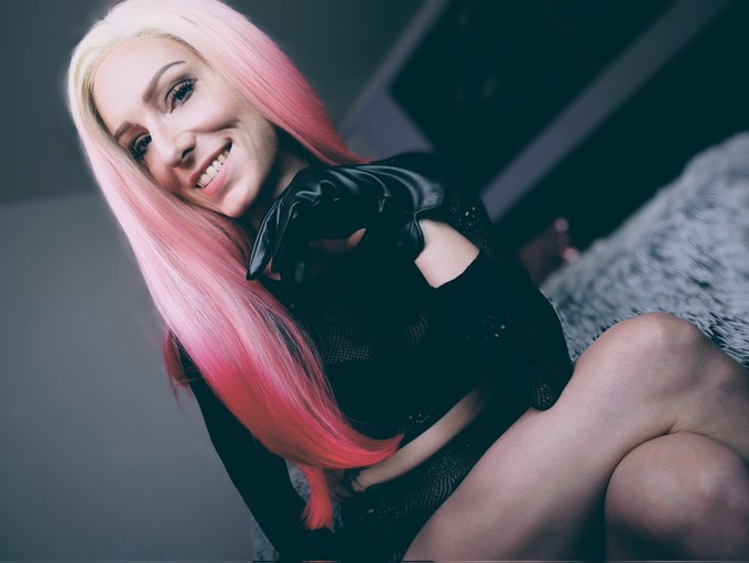 Du denkst, ich lache weil ich freundlich bin? ... Falsch! Ich lache &uuml;ber dich und &uuml;ber die Dinge, die<a href="/tag/balance"class="tags"><span>#balance</span></a><a href="/tag/dominanz"class="tags"><span>#dominanz</span></a>