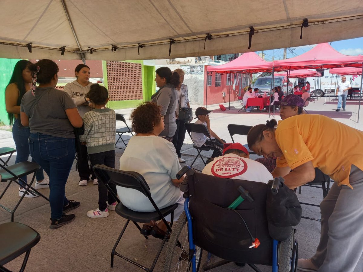 DIFMunicipalSLP's tweet photo. Este lunes la “Ruta de la Salud” atiende a vecinos de la colonia Rancho Viejo, donde se brindan los siguientes servicios médicos: escáner mamario 💜, optometrías 👓, audiometrías 👂🏼, atención dental 🦷 y medicina general 🩺.

#LaCapitalDelSí #LaRutaDeLaSalud #SíEsPosible #DIFSLP https://t.co/Vi8Ml6nPEu
