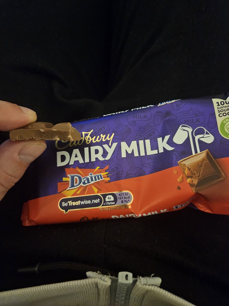 When <a href="/CadburyIreland/">Cadbury Ireland</a> promise a Daim and its a plain dairymilk in the packet #wheresmyalmond