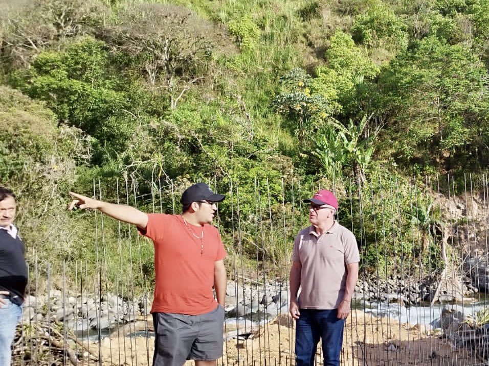 EducacionZ7_Ec's tweet photo. [ZARUMA] Continúan los trabajos de mejoramiento para la reapertura de la Escuela Manuel María Sánchez, perteneciente a la parroquia Sinsao. Coordinador @camiloaep realizó visita para constatar el avance de la obra que tiene una inversión de $ 130 mil. #NuestroTrabajoContinúa https://t.co/43j8Qhw273
