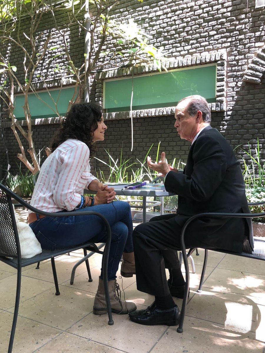 gemadeltoro's tweet photo. Gran respeto y admiración. Mi fuente de información sobre el metabolismo y la salud. @FrankSuarezMeta 🙂 recordando entrevista y una rica charla con el y su equipo. Presentando su libro Metabolismo Ultrapoderoso https://t.co/iNSfXijsSS