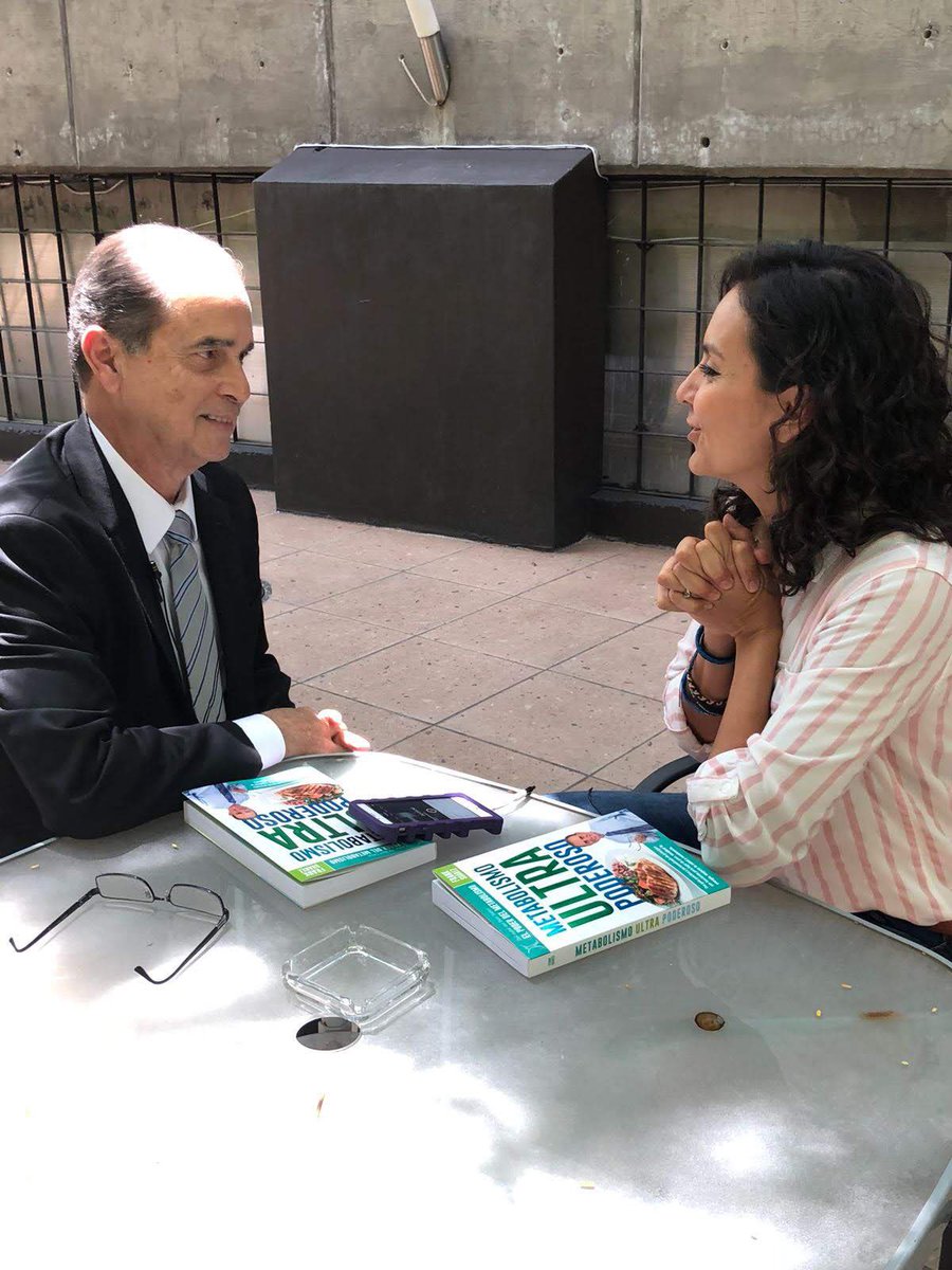 gemadeltoro's tweet photo. Gran respeto y admiración. Mi fuente de información sobre el metabolismo y la salud. @FrankSuarezMeta 🙂 recordando entrevista y una rica charla con el y su equipo. Presentando su libro Metabolismo Ultrapoderoso https://t.co/iNSfXijsSS