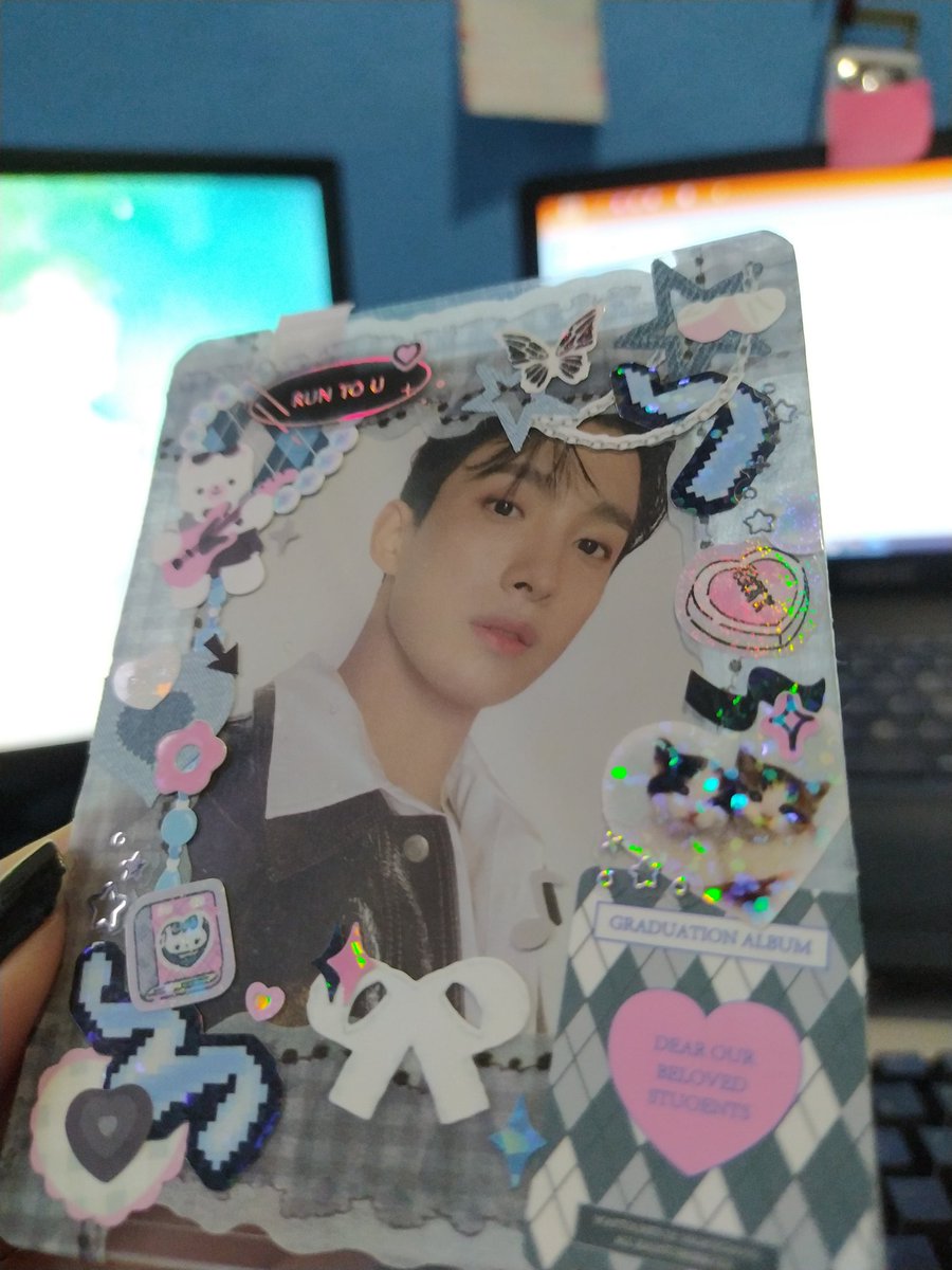 Vivisotired's tweet image. Falando das lojinhas, ninguém está preparado pro trabalho INCRÍVEL da @somehow_com ! Comprei um toploader lindo e esses adesivos de altíssima qualidade, olha como eles brilham! Peguei também um pack de 20 adesivos com designs lindos demais. Ganhei cards e adesivos de brinde 💗