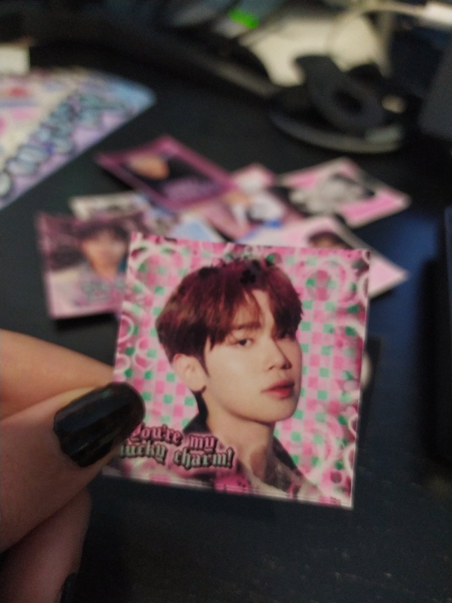 Vivisotired's tweet image. Falando das lojinhas, ninguém está preparado pro trabalho INCRÍVEL da @somehow_com ! Comprei um toploader lindo e esses adesivos de altíssima qualidade, olha como eles brilham! Peguei também um pack de 20 adesivos com designs lindos demais. Ganhei cards e adesivos de brinde 💗