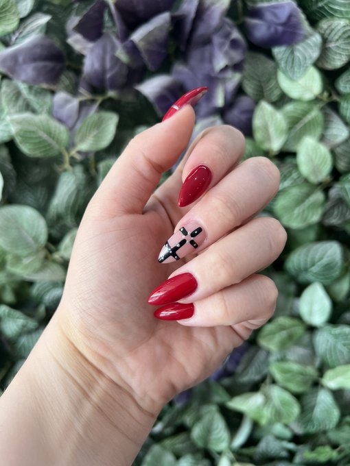 New claws ❤️🖤❤️ https://t.co/uZytaNL3pI<a href="/tag/comingoutday"class="tags"><span>#comingoutday</span></a>