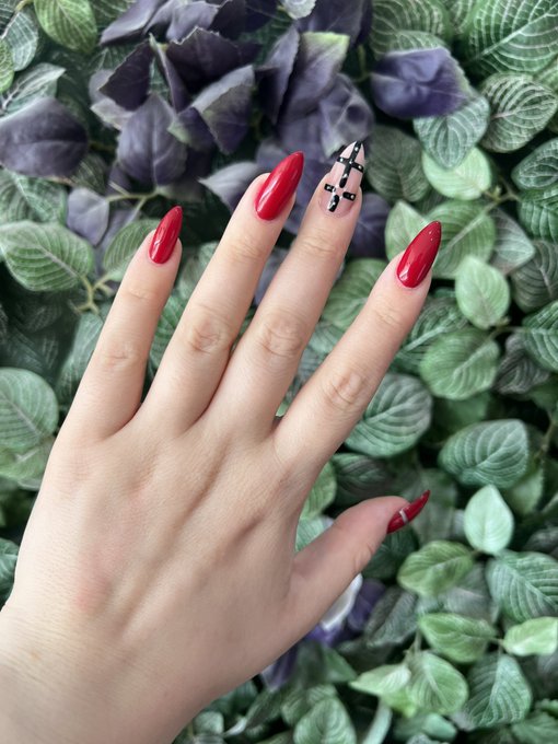 New claws ❤️🖤❤️ https://t.co/uZytaNL3pI<a href="/tag/comingoutday"class="tags"><span>#comingoutday</span></a>