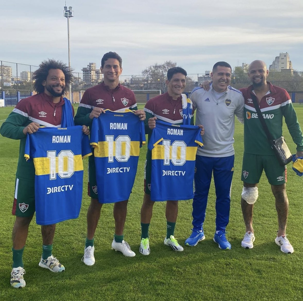 liberta___depre's tweet photo. Marcelo, Ganso, Germán Cano e Felipe Melo. Todos ganharam uma camisa autografada do maior jogador da história da Libertadores, Juan Román Riquelme! https://t.co/tsHdX65qaw