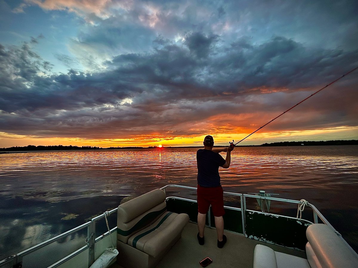 One last cast. #itsamazingoutthere #whatgetsyououtdoors #fishinglife #sunset #1000islands #chippewabay