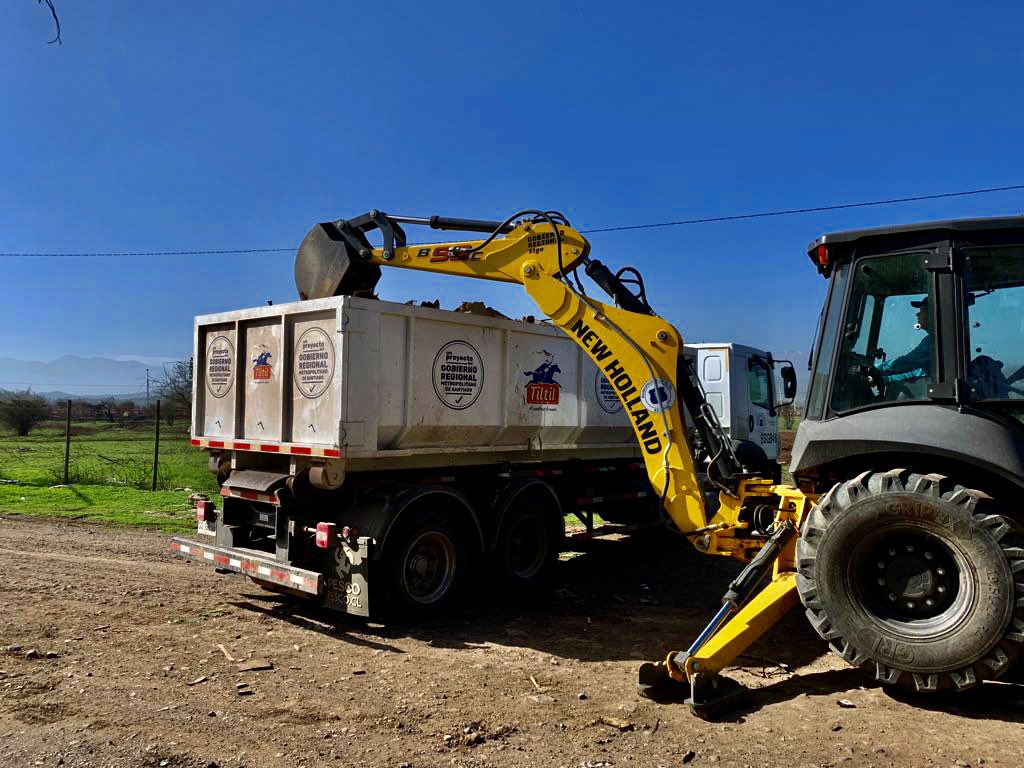 munitiltil's tweet photo. 🟠Gran operativo de #limpieza realizaron nuestros funcionarios en Coquimbito, #HuertosFamiliares.

Las nuevas máquinas municipales Retroexcavadora New Holland🚜 y la batea 🚚 se han puesto a disposición para erradicar los #microbasurales de nuestra comuna. https://t.co/cnhsvGxMN9