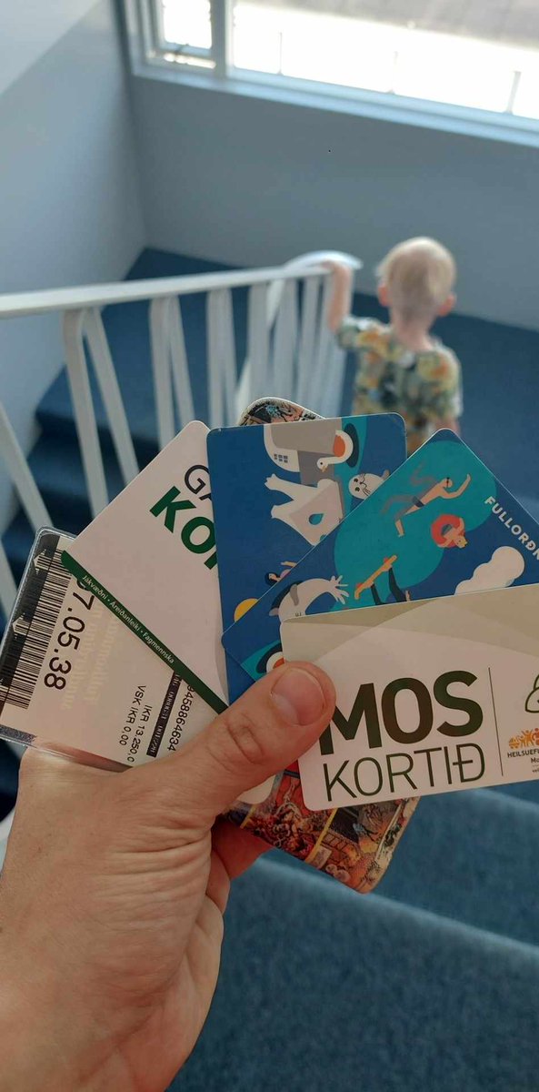 Ég veit að sumt fólk flexar með því að hafa fúlgur af fé í höndunum en... ég á sundkort allsstaðar á Höfuðborgarsvæðinu nema á Seltjarnarnesi.