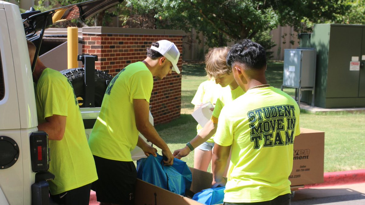OU_HRL's tweet image. Take note! 📢 Our Move-In team is here to lend a hand, but just a quick reminder that they can only assist with items that fit inside the elevator. 📦 #OUQuickTips #OUMoveIn23