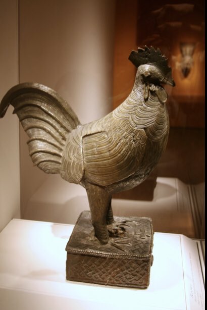 AminitesP's tweet photo. This beautifully crafted bronze artifact is called the Okukor. An artifact known to originate from the Benin Kingdom in West Africa.
#africanartifacts #africanart #africa #benin #bronze https://t.co/fHgg6yv28Y