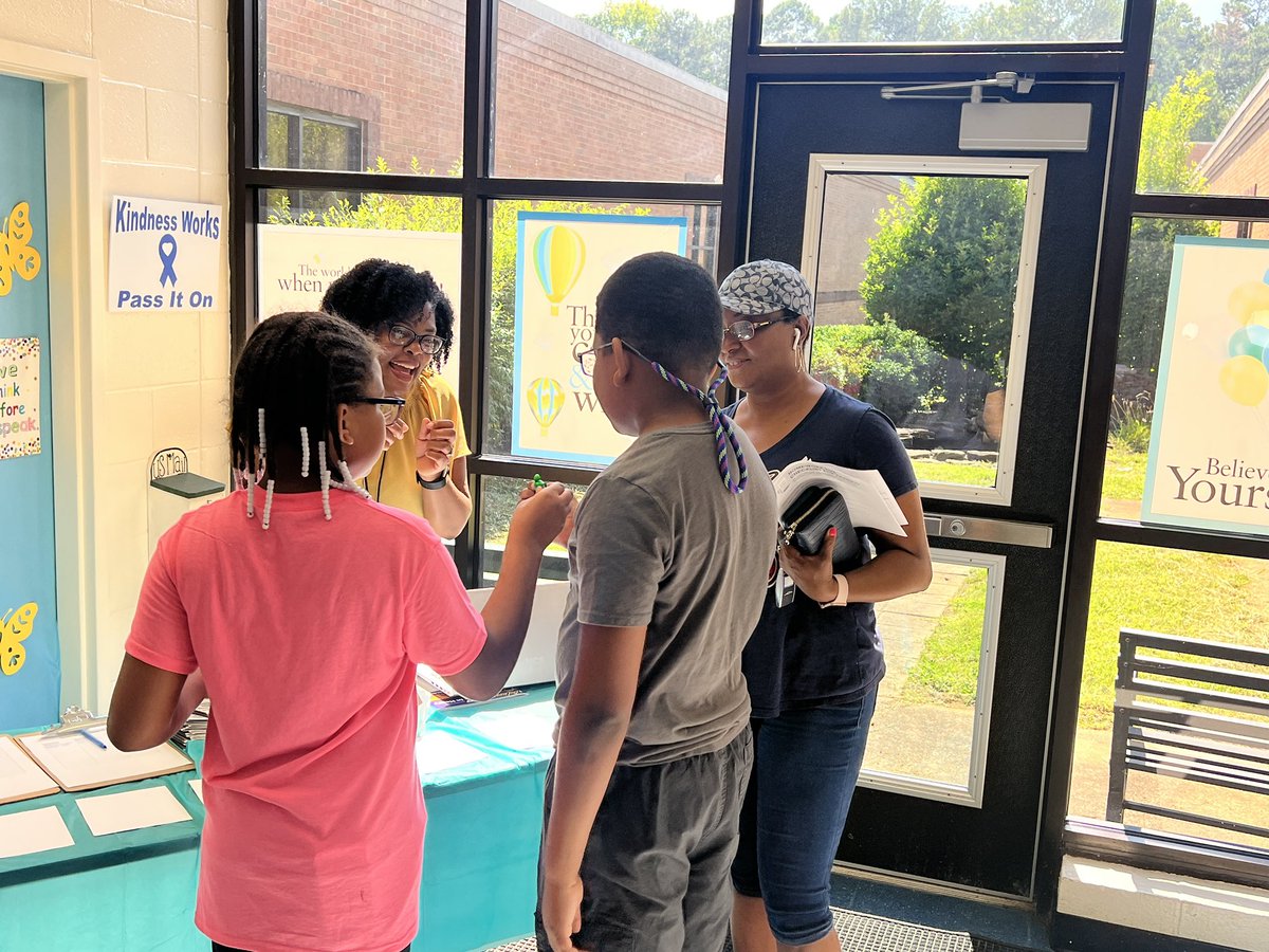 TermerionMLakes's tweet photo. @ARES_HCS is ready to go as the Jaguars prepare for the #BestFirstDayEverHCS! The optimistic spirit is contagious! https://t.co/K0uMDGo3ty