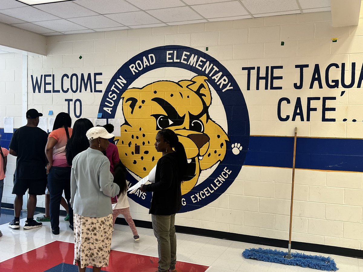 TermerionMLakes's tweet photo. @ARES_HCS is ready to go as the Jaguars prepare for the #BestFirstDayEverHCS! The optimistic spirit is contagious! https://t.co/K0uMDGo3ty