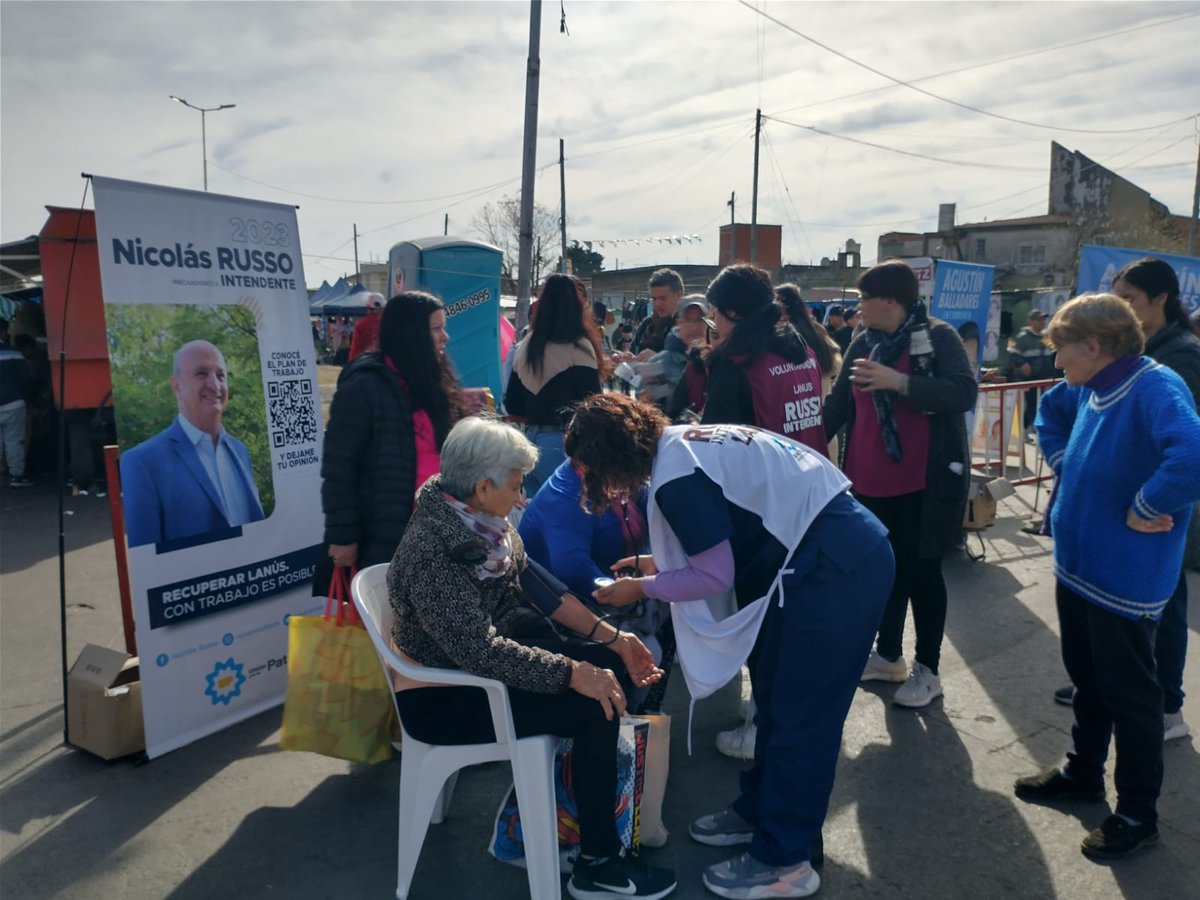 CristianeBay's tweet photo. Ayer domingo, estuvimos acompañando a @RussoNicolasOk con posta de salud y taller de RCP, en la recorrida por la feria de Villa Ofelia en Monte Chingolo, llevando las propuestas para recuperar Lanús a los vecinos.
Recuperar Lanús, con trabajo es posible.
#lista6 https://t.co/jBvIsCu0jn