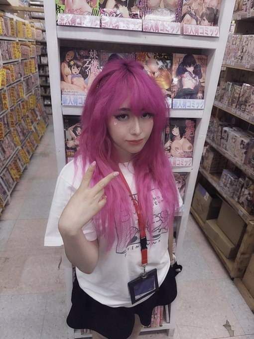 2 pic. Me gustan mucho las tiendas de manga +18 ????? hay en todos lados ? https://t.co/NFFYkLXRZb