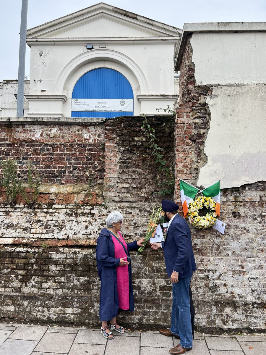 iampeterbance's tweet photo. Remembering Shaheed Udham Singh who was hanged at Pentonville Prison on this very day. 
Standing with Leena Dhingra the great niece of Madan Lal Dhingra, an indian revolutionary who was also hanged at Pentonville in 1909 https://t.co/sPlLppPBjy