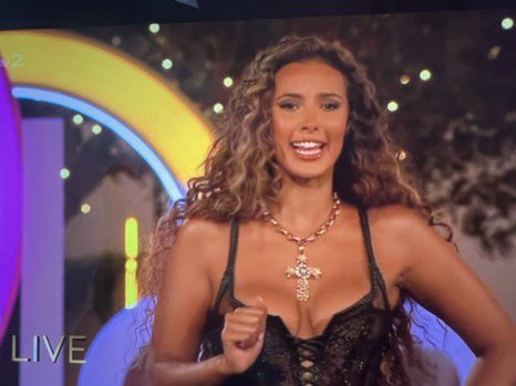 emsunshine18's tweet photo. maya always looks gorgeous #loveIsland https://t.co/cxN9ANEudw
