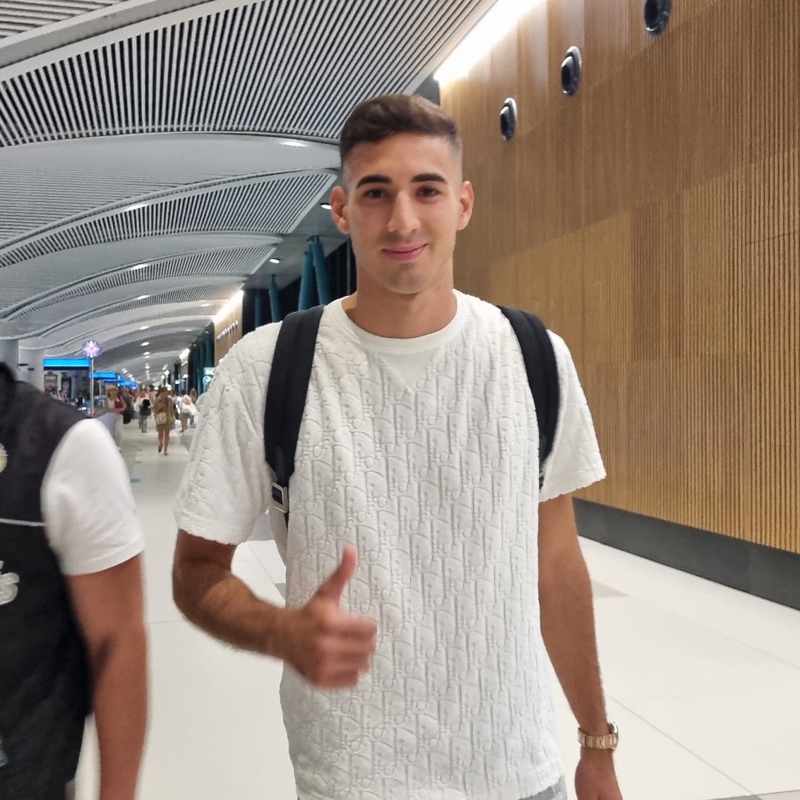 FenerGlobalOrg's tweet photo. 🔥🔥🔥 E.T uçağa binmeden önce fikrinin değişmesi için Mert'i defalarca(6) arıyor. Mert 5 sefer telefonu açmıyor 6. Da ise "Ben Fenerbahçe'liyim" diyip telefonu E.T'un yüzüne kapatıyor.

Teşekkürler Mert Müldür 💪 https://t.co/z3I0UYfJLi