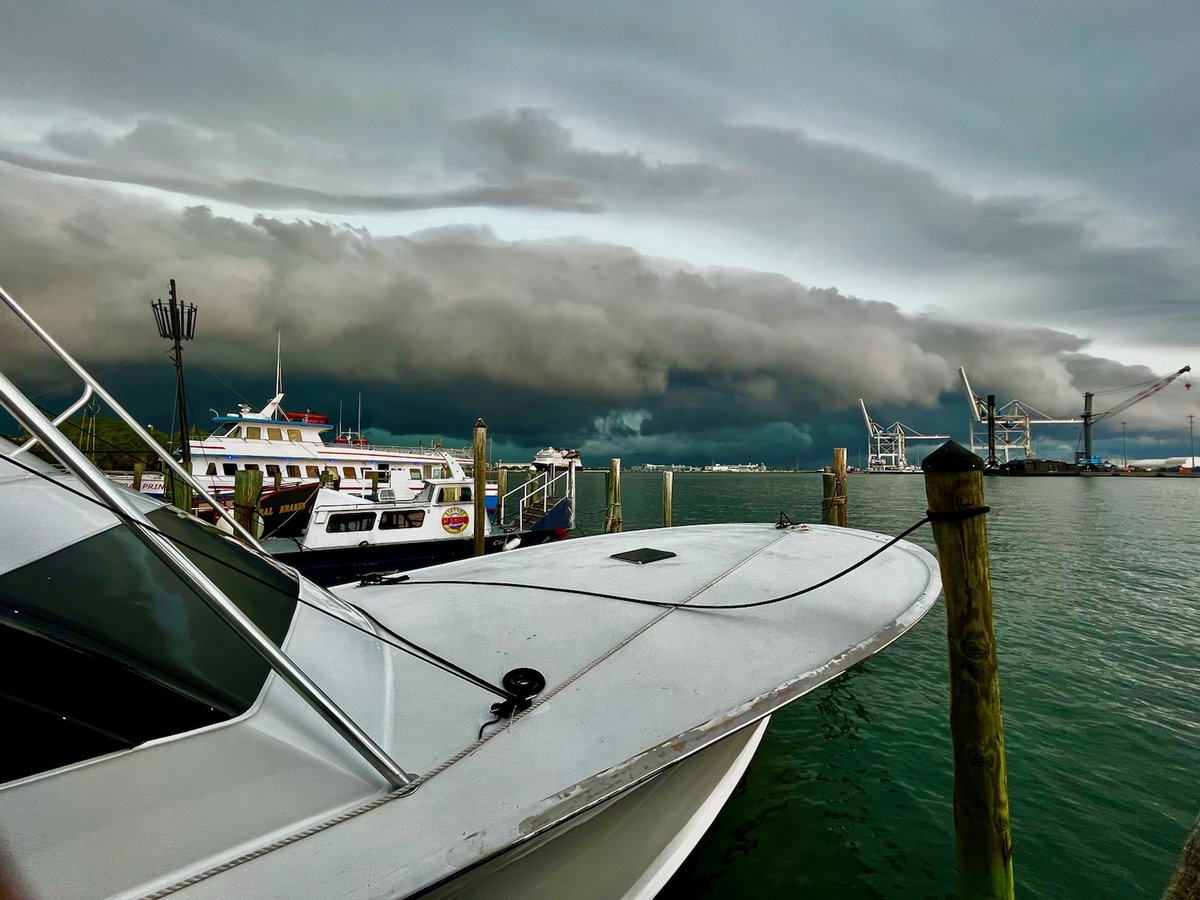 RustysInThePort's tweet photo. Mother Nature putting on quite the show before tonight's stormโฆ at Rusty's at the Port! (Great pic, Pharr!!)๐๐๐ฌ๐ซ๐ง๐ข๐ฌ #mothernature #stormy #stormtime #storms #spacecoast #spacecoastskies #rustysseafood https://t.co/0zo3RrGdoN