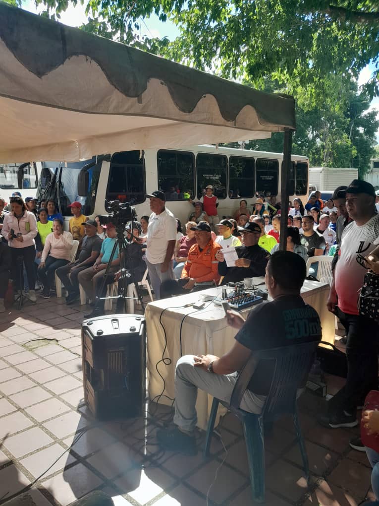 AmandaJ34142684's tweet photo. Acompañando y atendiendo a nuestro Pueblo afectado por las fuertes lluvias.
#SucreResteadoConMaduro https://t.co/sbr1646ZZs