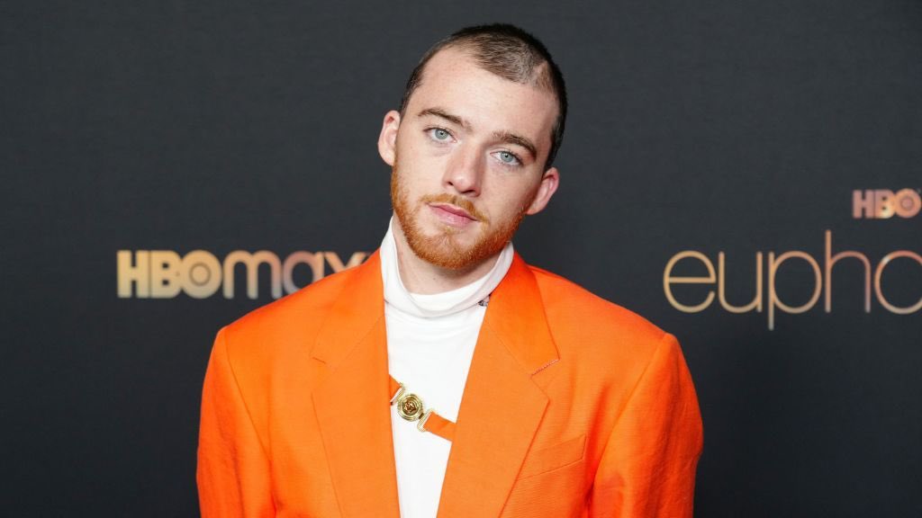 lnfosSeriesFR's tweet photo. #INFO Note de la famille de Angus Cloud : 

C'est avec le cœur le plus lourd que nous avons dû dire au revoir à un être humain incroyable aujourd'hui. En tant qu'artiste, ami, frère et fils, Angus était spécial pour nous tous à bien des égards. La semaine dernière, il a enterré son père et a lutté intensément avec cette perte. La seule consolation que nous ayons est de savoir qu'Angus est maintenant réuni avec son père, qui était son meilleur ami. Angus a été ouvert sur sa bataille contre la santé mentale et nous espérons que sa mort rappellera aux autres qu'ils ne sont pas seuls et qu'ils ne devraient pas se battre seuls en silence. Nous espérons que le monde se souviendra de lui pour son humour, ses rires et son amour pour tous. Nous demandons la confidentialité en ce moment car nous traitons toujours cette perte dévastatrice.