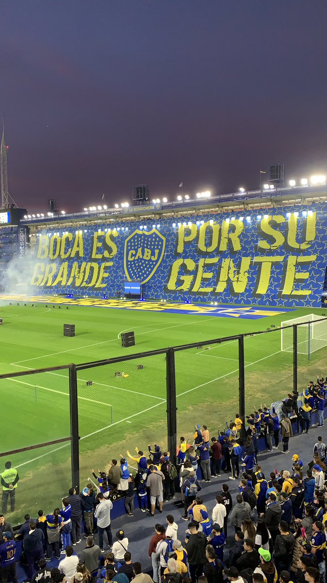 ComoUnCampeon's tweet photo. Bienvenido #Edinson #Cavani al club más grande del mundo. El Club Atletico Boca Juniors 💙💛💙 https://t.co/haR7znvhGS