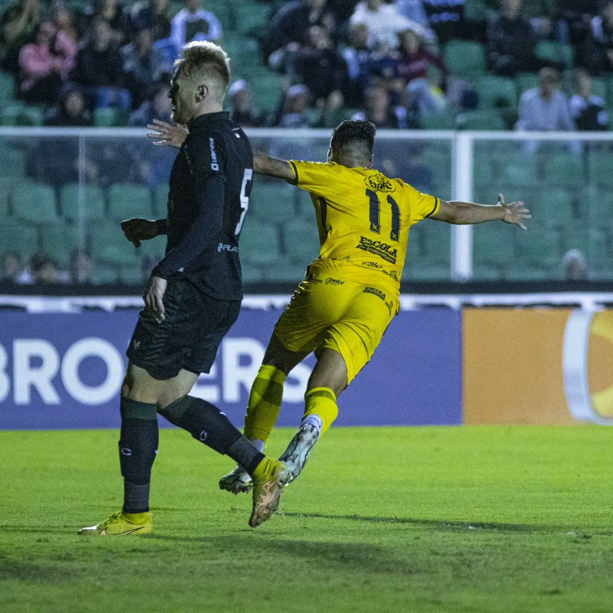 oficialamfc's tweet photo. Comemora, @ViniLocatelli98 ! Foi teu primeiro gol com o manto aurinegro. ⚽👊🏼

📷 Darosaa

#VamosAmazonas https://t.co/2jHQcd4iSt