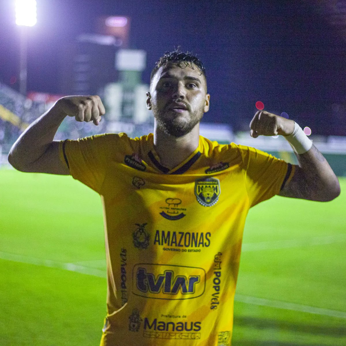 oficialamfc's tweet photo. Comemora, @ViniLocatelli98 ! Foi teu primeiro gol com o manto aurinegro. ⚽👊🏼

📷 Darosaa

#VamosAmazonas https://t.co/2jHQcd4iSt