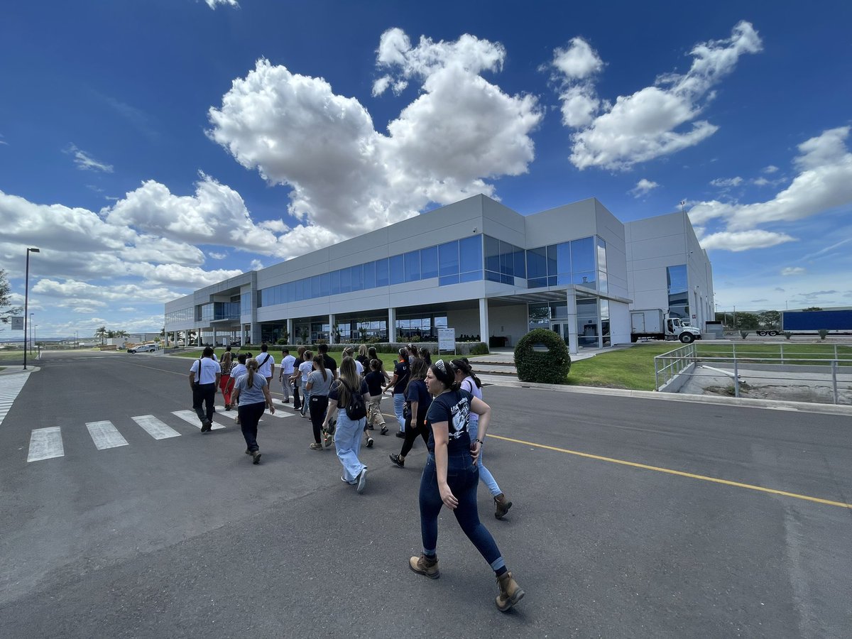 AMEXCID's tweet photo. 📸 Continúan las actividades de las becarias del programa #WomenInTheSky. Este lunes visitaron el aeropuerto internacional de #Queretaro así como @Bombardier y @SAFRAN , empresas líderes en la industria aeronáutica. 
Esta iniciativa tiene como objetivo visibilizar la igualdad de género, el reconocimiento, la participación y el posicionamiento de las mujeres, adolescentes y niñas en las áreas de ciencia, tecnología, ingeniería y matemáticas (STEM por sus siglas en inglés), particularmente en temas aeroespaciales y aeronáuticos.

@UNAQmx 
@SRE_mx 
@GSandovalSalas 
@aliciabarcena