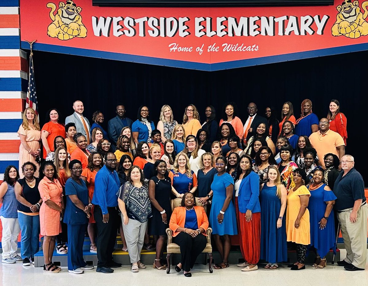 ArtiaShorter's tweet photo. It’s always great to see our Wildcats! We had a successful Meet &amp; Greet! It’s a walk in the park when you work with educators that passionately care about our students. Blessed! #LearningNeverStops! #GrowthNeverEnds #ContinuouslyGrowing @WestsideHCBE @HoustonCountySD https://t.co/TaI44jWqlR
