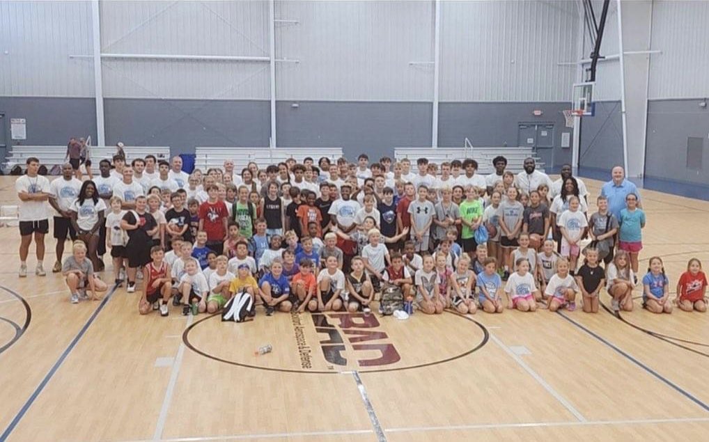 Proud of our guys who’ve been out working camps this summer! 

Senior <a href="/ChesimonMoore/">Chesimon Moore</a> helped out with <a href="/KYINhoops/">𝙆𝙚𝙣𝙩𝙪𝙘𝙠𝙞𝙖𝙣𝙖 𝙃𝙤𝙤𝙥𝙨</a> Girls Exposure Camp in Louisville and Sophomores <a href="/trey_lovell35/">Trey Lovell</a> <a href="/stinnett_cade/">Cade Stinnett</a> were with Higher Learning Basketball Camp in Muhlenberg County! 

⚫️🟡
