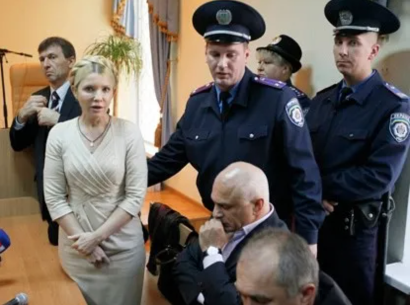 A scene from Skadden's foreign agent work in Ukraine.
They helped a corrupt government frame a political opponent. This illegal project was only discovered by accident during a Trump investigation. 
#litigation #biglaw #corruption #law #Lawyers #lawtwitter @DelStateBar
