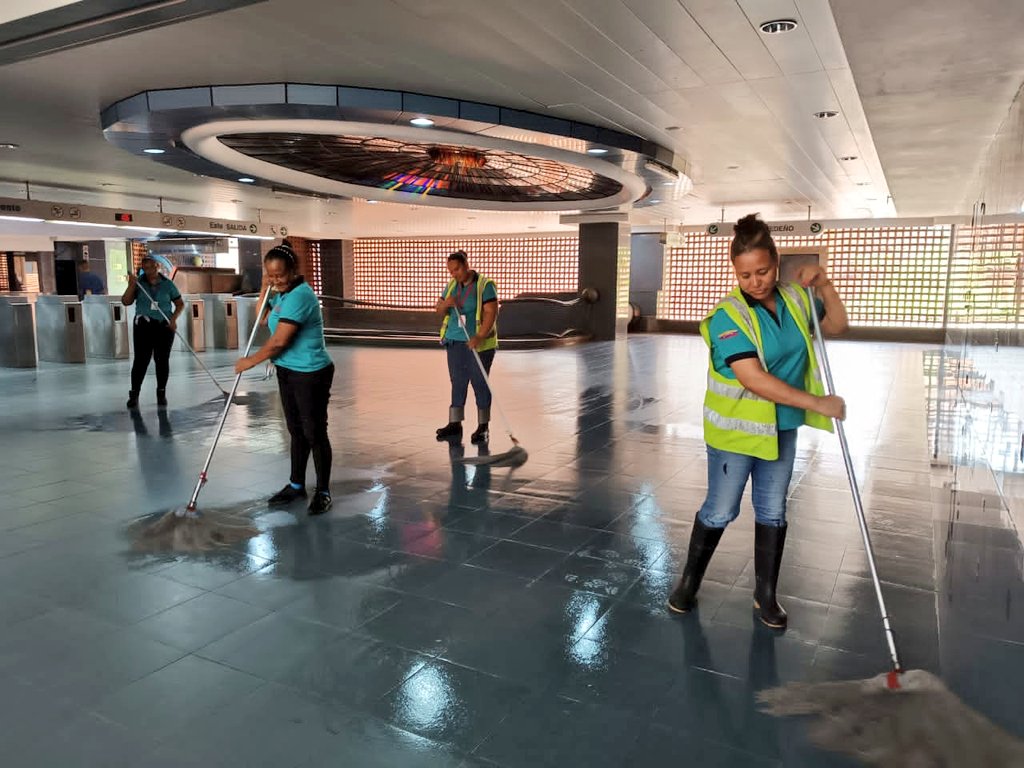 CAMETROVALENCIA's tweet photo. #31Jul||Contribuyendo a un servicio de traslado confortable, cómodo y eficiente para la población usuaria, @CAMETROVALENCIA mediante su personal, ejecutó la limpieza oportuna de las estaciones #Monumental, #Palotal, #Lara y #FcoDeMiranda||@NicolasMaduro #MaduroTieneUnBeta https://t.co/wzmLXhQBxx