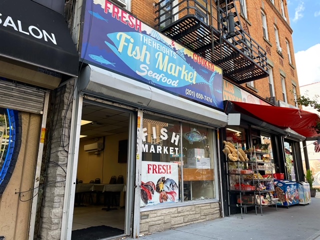 CentralAveSID's tweet image. If you ever find yourself walking down Central Ave craving fresh and cooked seafood, you’re in luck: Mohammad and the rest of the fine folks at The Heights Fish Market have you covered! 🎣👍

The Heights Fish Market- 401 Central Ave

#fishmarket #seefood #smallbusiness #jcheights