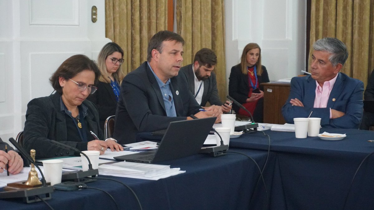 La Pdta ACHM @CarolinaLeitao junto al Pdte de la Com. de Municipio y Constitución @germancodina, participan en la Comisión de Sistema Político, Reforma Constitucional y Forma del Estado del Consejo Constitucional, dando a conocer nuestra propuesta al anteproyecto constitucional.