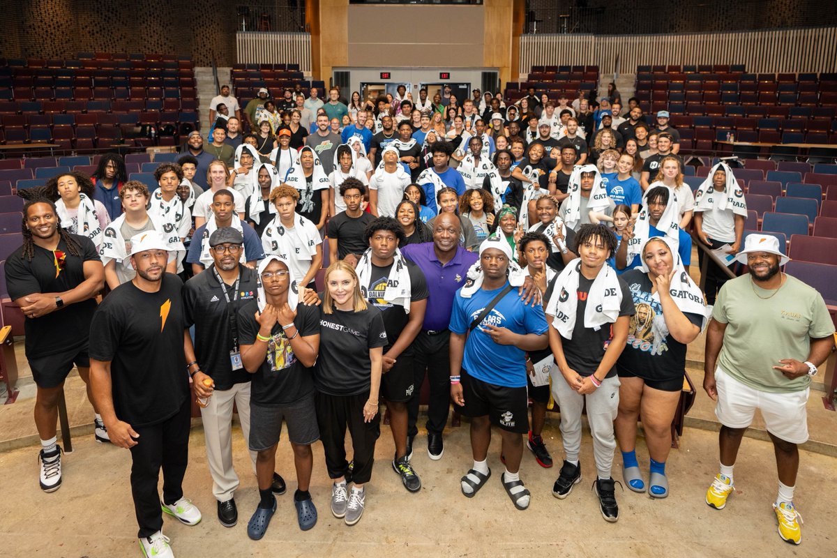 MPS_News's tweet photo. Student athletes from North and South High Schools participated in the Equity in Sports Initiative. #MPStogether 

Students were surprised by Minnesota Vikings leaders for a day of training, education and sharing support. Vikings legend John Randal was part of this exciting day. https://t.co/N0kGsuwlyy