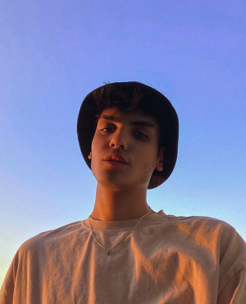 #rizegay
#rizepasif
Pasifim yerim var aktif olgun erkekler yazsınlar tanışalımm😁
+90 506 049 46 59