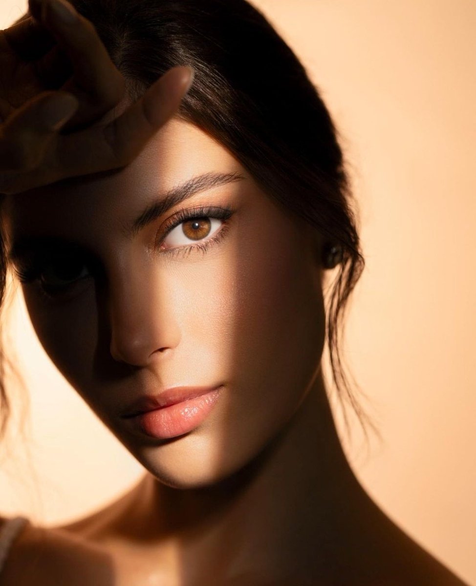 miss_coronas's tweet image. En su nombre el sol y la luna:  Enigmática. 🌞🌗🌙